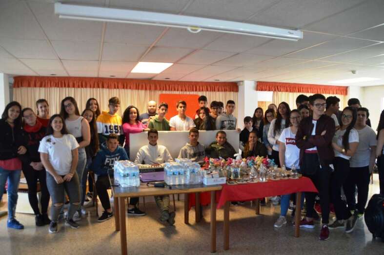 Grupo de alumnos con sus profesores (Foto TA)