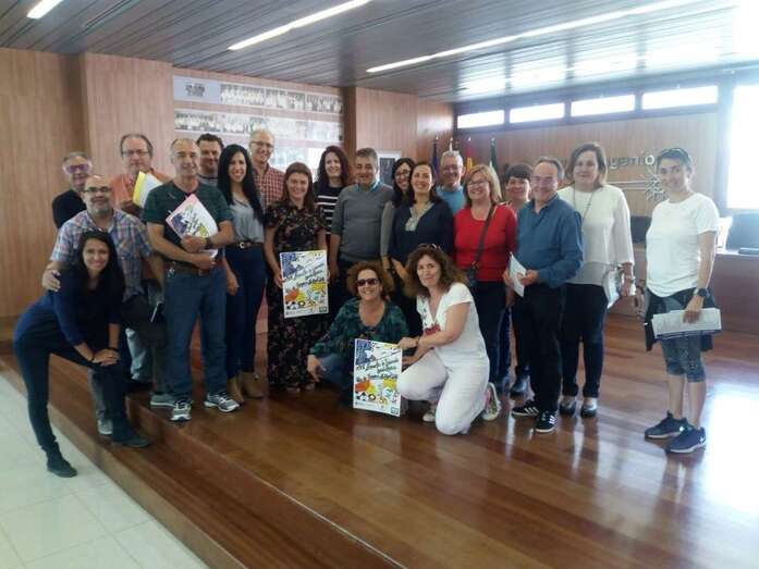 Asistentes a una reunión para preparar el encuentro estudiantil (Foto TA)