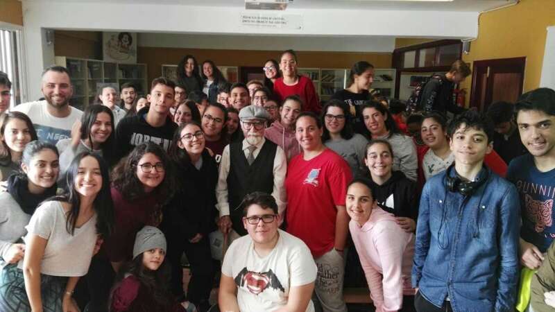 García Peruyera, junto al alumnado y docentes del centro (Foto TA)