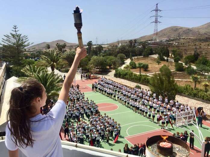 Momento del encendido del  pebetero en la azotea del colegio por una alumna (Foto TA)
