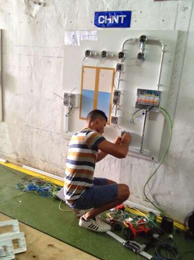 Joven electricista (Foto TA)