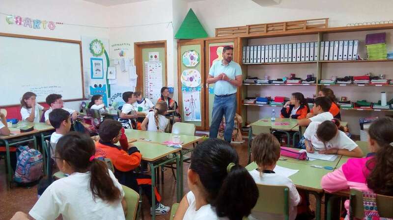 El edil Diego Ojeda, en el CEIP Marpequeña (Foto TA)
