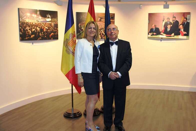 Auxi González junto al embajador de España en el Principado (Foto TA)