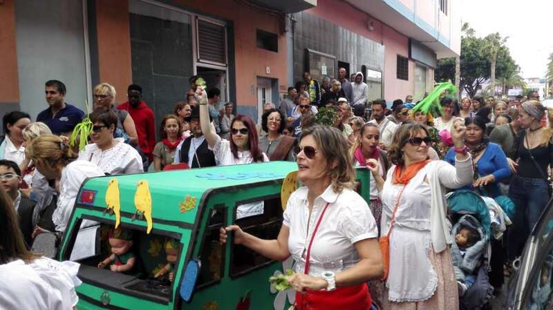Un animado desfile de La Rama recorrió el pasado lunes las calles de Los Llanos (Foto TA)
