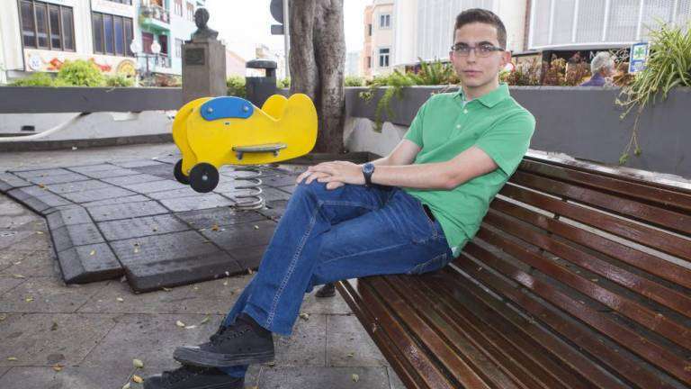 José Javier Ramírez, el día del reportaje, en la plaza de San Gregorio, en Los Llanos (Foto Canarias7 / Borja Suárez)