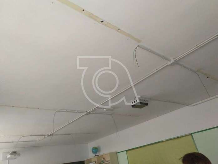 Aula de Primaria del CEIP San Juan sin puntos de luz (Foto TA)