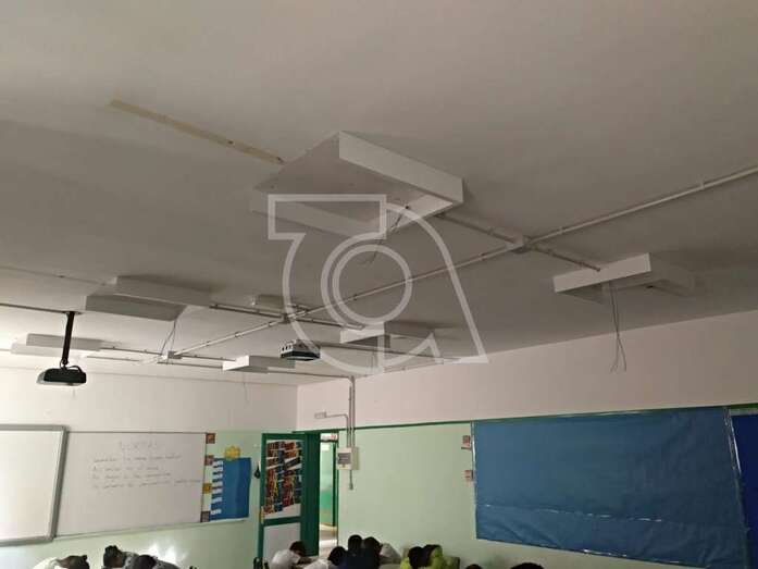 Aulas sin luminarias en el CEIP San Juan (Foto TA)