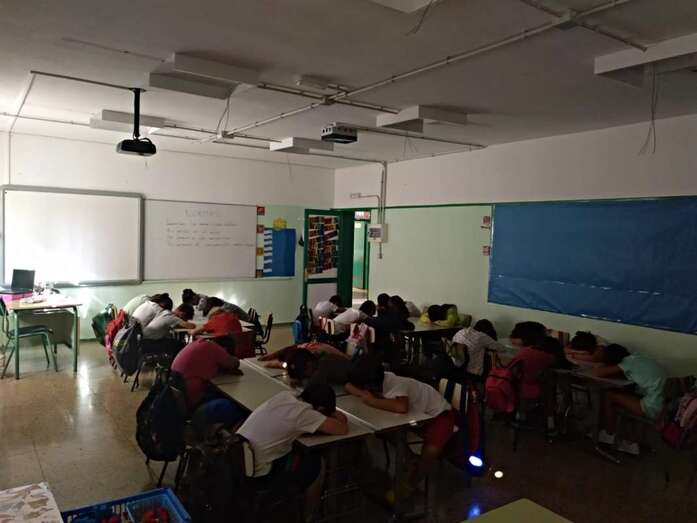 Aula del colegio sin luminarias (Foto TA)