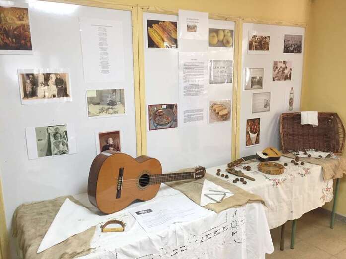 Una pequeña muestra en el hall recuerda a los alumnos de Secundaria la festividad de los Finaos (Foto TA)