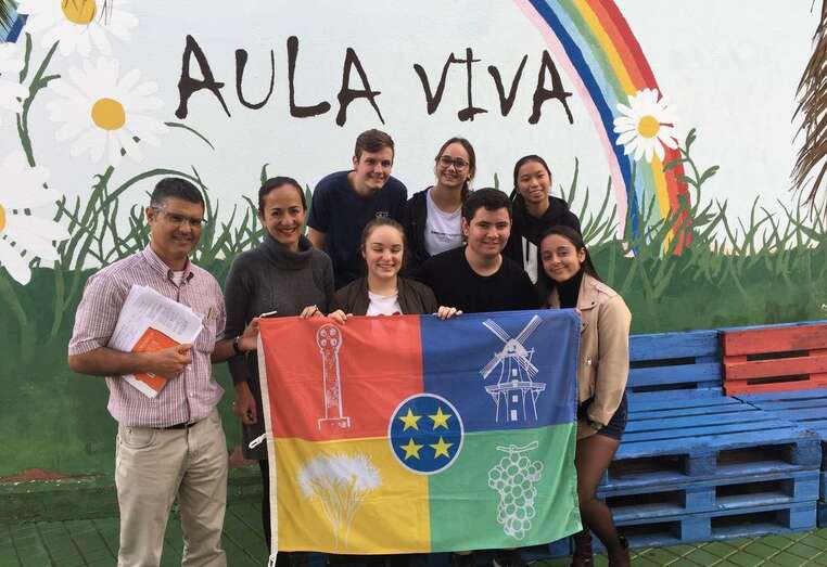 El profesor Antonio Villegas, la directora Luisa Santana y parte de los alumnos-ciudadanos de Teldropia (Foto TA)