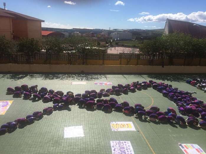 Los alumnos formaron un gran lazo violeta en el patio (Foto TA)