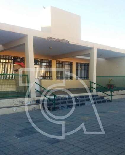 Parte del techo del inmueble escolar que  sufrió la caída de cascotes (Foto TA)