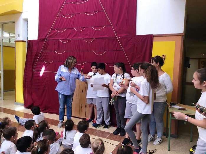 Los alumnos delante del árbol europeo de Navidad que han diseñado en el centro teldense (Foto TA)