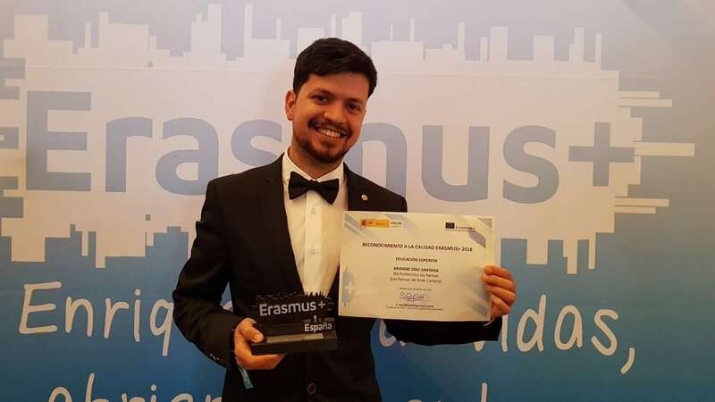 Aridane Díaz muestra el premio que recibió en Madrid (Foto TA)