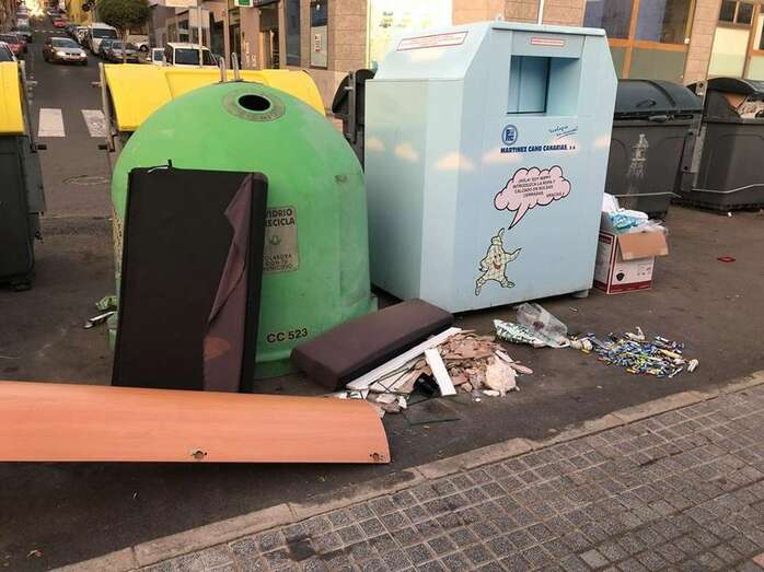 Pilas, vidrios, escombros u otros residuos se amontonan a pocos metros del acceso al colegio (Foto TA)