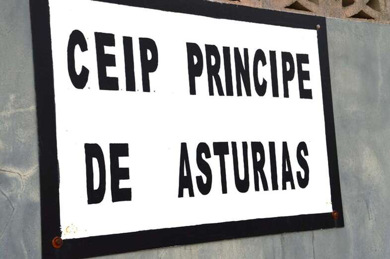 Rótulo con el nombre del colegio (Foto TA)