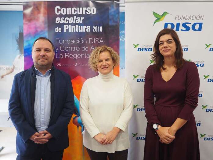 La directora general de Cultura del Gobierno de Canarias, Aurora Moreno, la directora de la Fundación DISA, Sara Mateos, y Alejandro Vitaubet, responsable del Centro de Arte La Regenta (Foto TA)