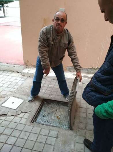 José Luis Florido, presidente a la AMPA, señala un pozo de aguas fecales que existe en el Instituto (Foto TA)