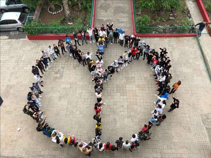 El alumnado representó el símbolo de la paz (Foto TA)