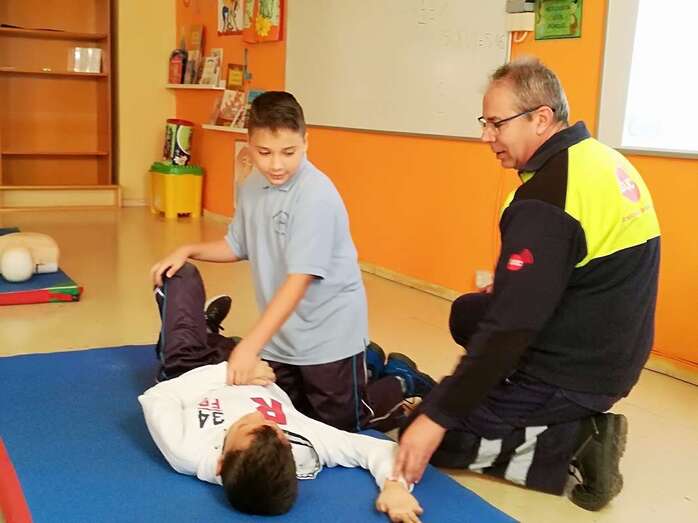 Dos alumnos del colegio Príncipe de Asturias de Melenara practican la RCP (Foto TA)