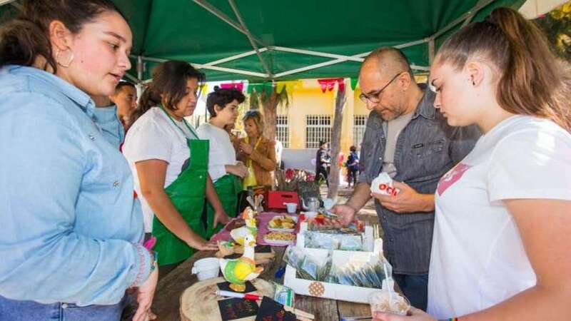María Gisela, Delioma y Lucía Marina (izq.) en plena venta en su puesto de hierbas medicinales plantadas en el huerto del centro (Foto Borja Suárez/C7)