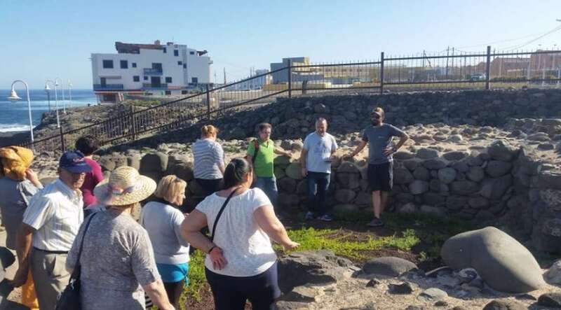 Momento de la visita al yacimiento del Agujero, en la costa de Gáldar (Foto TA)