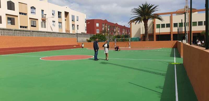 Los concejales Diego Ojeda y Marta Hernández, de visita en el centro (Foto TA)