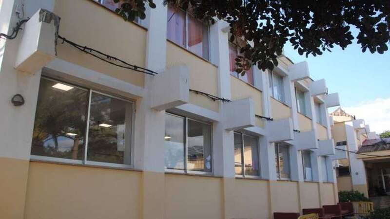 Vista de los salientes con zonas desprendidas y grietas. Debajo, vallas (Foto C7)