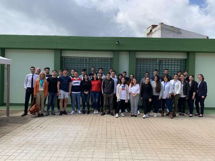 Foto de grupo de los participantes en la charla (Foto TA)