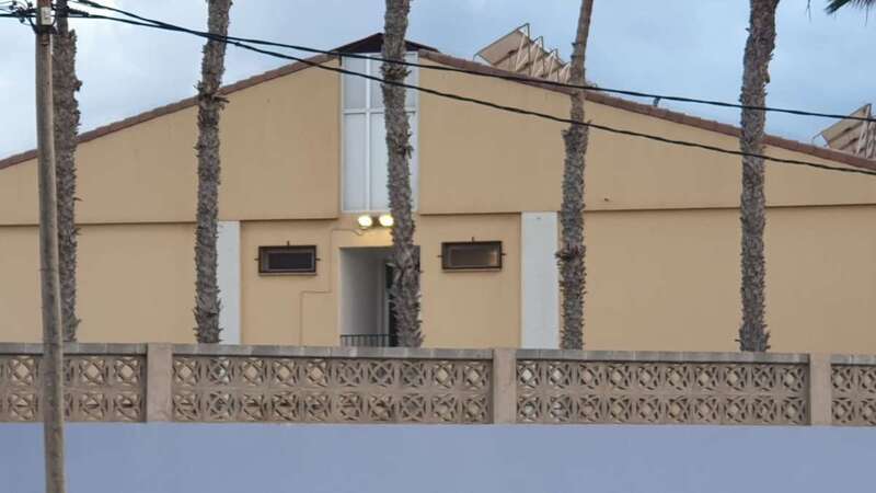 Imagen captada este miércoles a las 20.00 horas con focos encendidos en la entrada al centro (Foto TA)