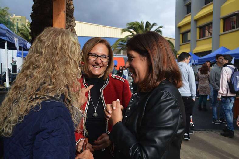 La alcaldesa Carmen Hernández y la concejala de Educación, Marta Hernández, este viernes en un instituto de Telde (Foto TA)