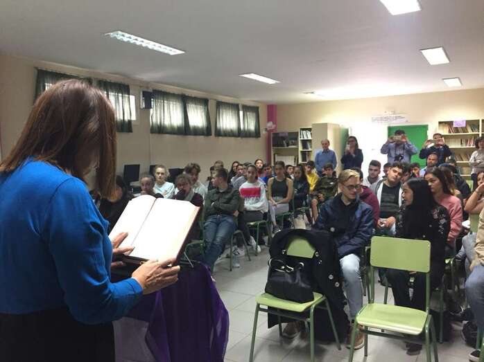 Momento de la lectura a cargo de la alcaldesa (Foto TA)
