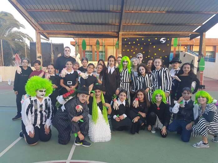 Grupo de alumnos y profesores disfrazados (Foto TA)