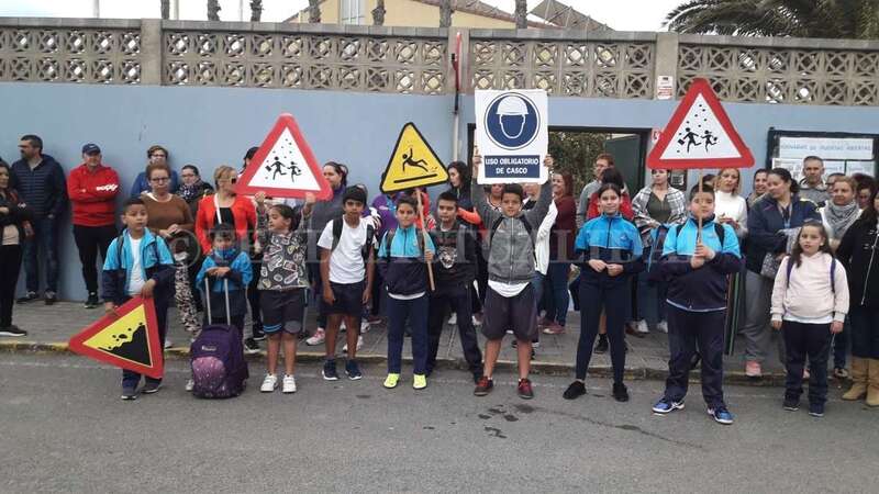 Imagen de la concentración de este martes a las puertas del colegio de Melenara (Foto TA)
