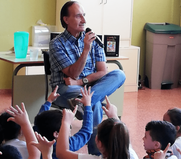 Momento del encuentro del escritor con alumnos del CEIP María Suárez de Fiol (Foto TA)