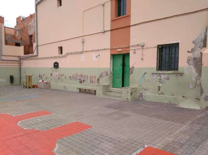 El centro presenta desperfectos en la fachada y en la cubierta del techo (Foto TA)