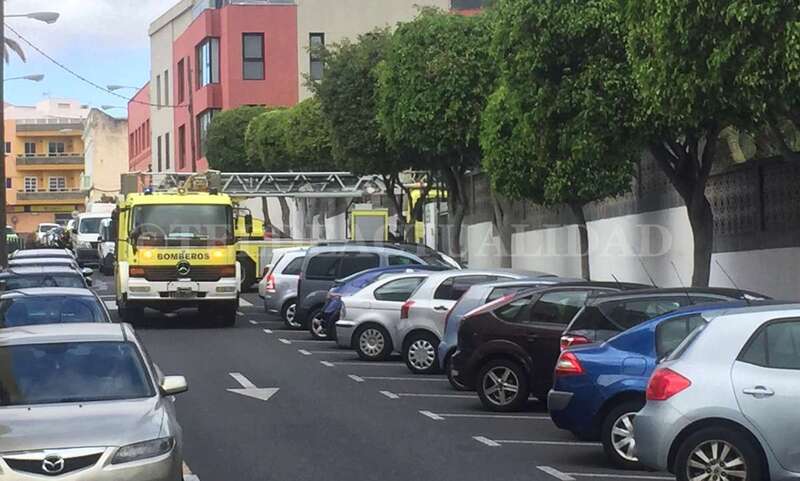 Imagen de los bomberos a su llegada al colegio público Plácido Fleitas (Foto TA)
