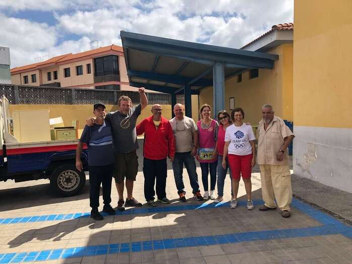 Profesores y personal municipal posan unos minutos durante la mudanza de estos días (Foto TA)