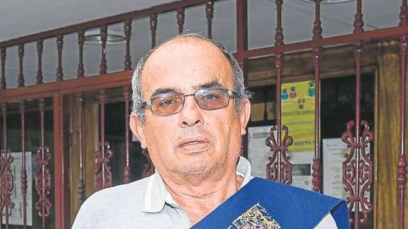 El ya expresidente de la AMPA Florispan, José Luis Florido, posa delante del centro con una de las placas y la orla con la que le homenajearon (Foto Borja Suárez/C7)