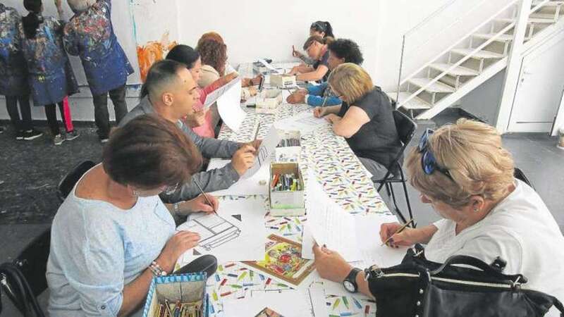 Algunos de los alumnos del CEPA Jinámar realizan actividades variadas en uno de sus módulos. Actualmente, este centro de adultos cuenta con unas 200 personas matriculadas, una cifra demasiado baja (Foto  C7)