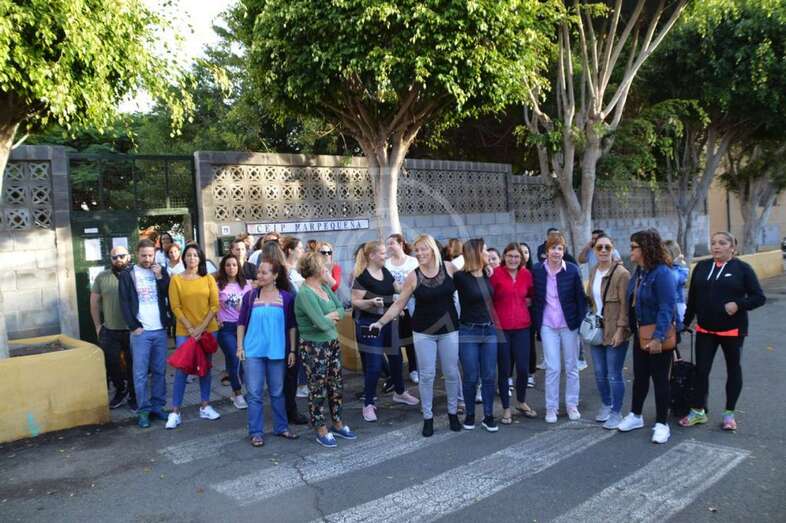 Unos 35 o 40 madres y padres se concentraron este viernes a las puertas del colegio (Foto TA)