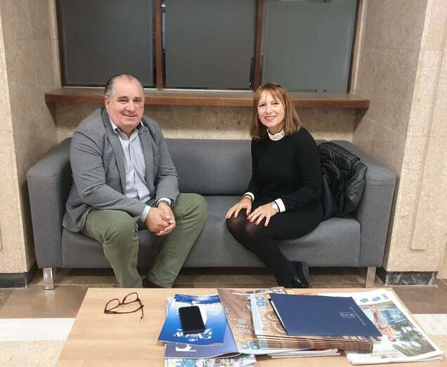 El concejal de Cultura, Juan Martel, con la antigua alumna Inés Jiménez (Foto TA)