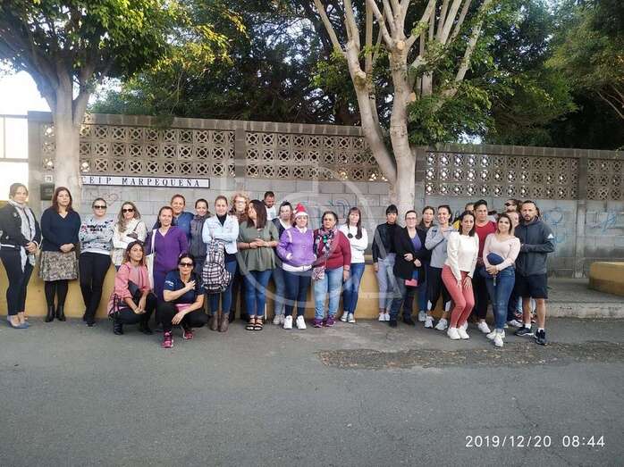 Grupo de madres delante de la puerta del colegio, hoy a las 8.30 horas (Foto TA)