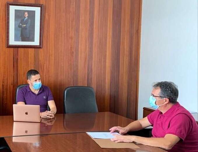 El alcalde Héctor Suárez y el concejal de Educación, Juan Francisco Artiles/TA.