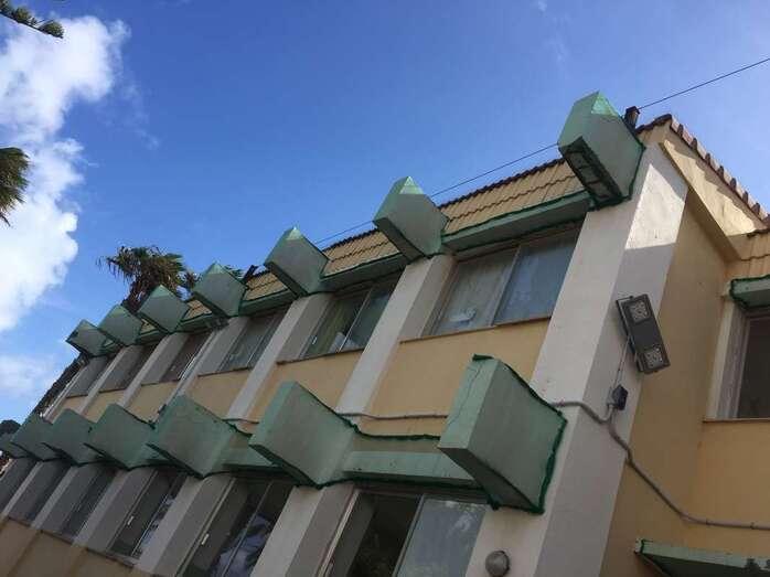 Imagen de la fachada enmallada del colegio Príncipe de Asturias, uno de los colegios incluidos en este plan (Foto TA)