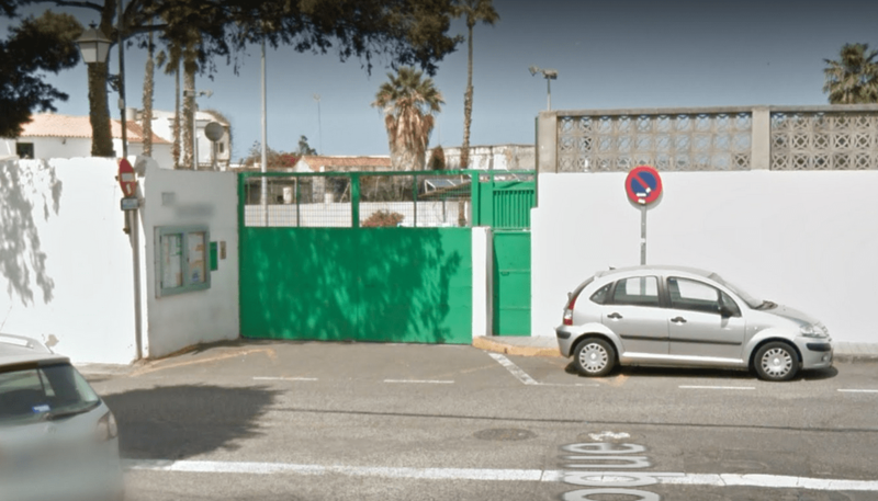 Entrada principal al colegio público Poeta Fernando González/TA.