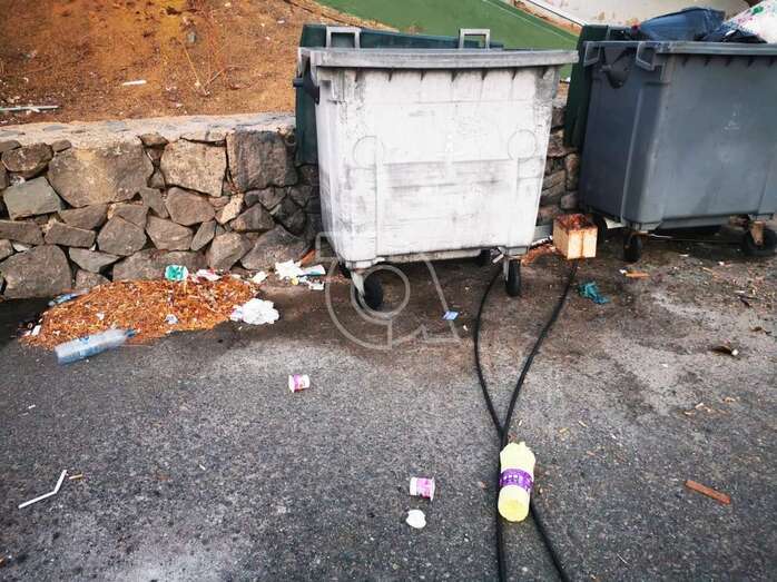 Suciedad junto a los contenedores de basura próximos a la entrada al colegio/TA.