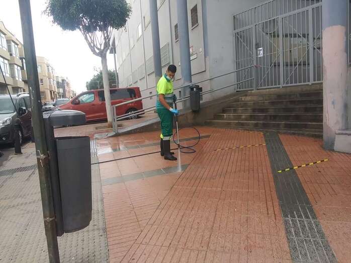 El Ayuntamiento destina una cuba y una hidrolimpiadora a estos trabajos (Foto TA)