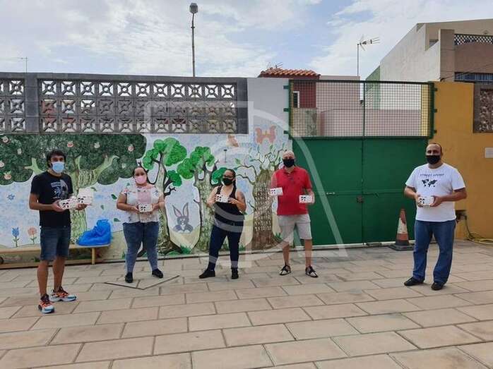 Momento de la entrega de las mascarillas/TA.