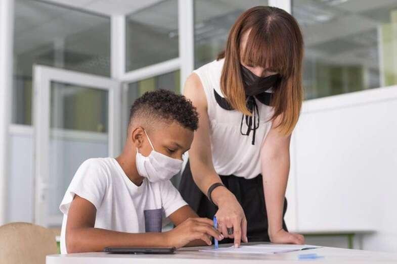 Alumnos con mascarilla en una clase/Multimedia.